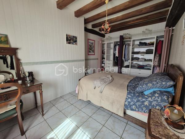 Coup de coeur assuré pour ce bien sans voisinage à la campagne !

Située sur la commune de Poilly-lez-Gien à 1h30 de Paris (A77), 5 mn du bourg et 10 mn de Gien.
La commune dispose de commerces, écoles, collège, le tout accessible en vélo.

Magnifique propriété de 1886 au calme à la campagne (sans voisins proches) de 4 840 m2 de terrain qui comprend :

- une habitation principale de 115 m2 environ, rénovée complètement sur l'espace de vie du rez-de-chaussée :


*  une grande pièce à vivre de 41 m2 environ avec poutres apparentes, chauffage poele à bois (état neuf 2023).

*  une cuisine aménagée et équipée de 12 m2 environ disposant d'un grand four électrique ventilé. 

*  une grande chambre de 15 m2 environ avec dressing.

*  un grand salon ou deuxième chambre loft de 33 m2 environ.

*  une salle d'eau avec douche à l'italienne de 6 m2 environ avec un petit coin buanderie.

*  un wc séparé de 1.70 m2 environ.

*  à l'étage : 
palier, 2 pièces à isoler et à finir, un grenier aménageable offrant un gros potentiel pour une grande pièce type loft ou grande chambre avec salle d'eau privative.


-  dépendances, écuries, granges, cuisine d'été. 
Prévoir travaux toiture d'une grange.

Grande capacité de stockage de matériel, véhicules ou outillages divers.

A l'extérieur : 

Mare, 2 terrasses en béton brut, possibilité de créer une piscine, puits.

Menuiseries Alu double vitrage de 2021 et 2023.
Toiture refaite complètement en 2022.

Assainissement micro-station aux normes 2011.
Chauffage poele à bois, radiateurs électriques.

Taxe foncière : 600 €.
Mobilier pouvant être inclus selon proposition d'achat.

Le paradis existe ne cherchez plus, il est ici !
Demander à visiter rapidement.