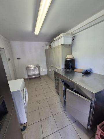 Coup de coeur assuré pour ce bien sans voisinage à la campagne !

Située sur la commune de Poilly-lez-Gien à 1h30 de Paris (A77), 5 mn du bourg et 10 mn de Gien.
La commune dispose de commerces, écoles, collège, le tout accessible en vélo.

Magnifique propriété de 1886 au calme à la campagne (sans voisins proches) de 4 840 m2 de terrain qui comprend :

- une habitation principale de 115 m2 environ, rénovée complètement sur l'espace de vie du rez-de-chaussée :


*  une grande pièce à vivre de 41 m2 environ avec poutres apparentes, chauffage poele à bois (état neuf 2023).

*  une cuisine aménagée et équipée de 12 m2 environ disposant d'un grand four électrique ventilé. 

*  une grande chambre de 15 m2 environ avec dressing.

*  un grand salon ou deuxième chambre loft de 33 m2 environ.

*  une salle d'eau avec douche à l'italienne de 6 m2 environ avec un petit coin buanderie.

*  un wc séparé de 1.70 m2 environ.

*  à l'étage : 
palier, 2 pièces à isoler et à finir, un grenier aménageable offrant un gros potentiel pour une grande pièce type loft ou grande chambre avec salle d'eau privative.


-  dépendances, écuries, granges, cuisine d'été. 
Prévoir travaux toiture d'une grange.

Grande capacité de stockage de matériel, véhicules ou outillages divers.

A l'extérieur : 

Mare, 2 terrasses en béton brut, possibilité de créer une piscine, puits.

Menuiseries Alu double vitrage de 2021 et 2023.
Toiture refaite complètement en 2022.

Assainissement micro-station aux normes 2011.
Chauffage poele à bois, radiateurs électriques.

Taxe foncière : 600 €.
Mobilier pouvant être inclus selon proposition d'achat.

Le paradis existe ne cherchez plus, il est ici !
Demander à visiter rapidement.