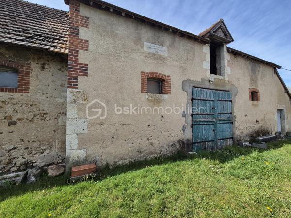 Coup de coeur assuré pour ce bien sans voisinage à la campagne !

Située sur la commune de Poilly-lez-Gien à 1h30 de Paris (A77), 5 mn du bourg et 10 mn de Gien.
La commune dispose de commerces, écoles, collège, le tout accessible en vélo.

Magnifique propriété de 1886 au calme à la campagne (sans voisins proches) de 4 840 m2 de terrain qui comprend :

- une habitation principale de 115 m2 environ, rénovée complètement sur l'espace de vie du rez-de-chaussée :


*  une grande pièce à vivre de 41 m2 environ avec poutres apparentes, chauffage poele à bois (état neuf 2023).

*  une cuisine aménagée et équipée de 12 m2 environ disposant d'un grand four électrique ventilé. 

*  une grande chambre de 15 m2 environ avec dressing.

*  un grand salon ou deuxième chambre loft de 33 m2 environ.

*  une salle d'eau avec douche à l'italienne de 6 m2 environ avec un petit coin buanderie.

*  un wc séparé de 1.70 m2 environ.

*  à l'étage : 
palier, 2 pièces à isoler et à finir, un grenier aménageable offrant un gros potentiel pour une grande pièce type loft ou grande chambre avec salle d'eau privative.


-  dépendances, écuries, granges, cuisine d'été. 
Prévoir travaux toiture d'une grange.

Grande capacité de stockage de matériel, véhicules ou outillages divers.

A l'extérieur : 

Mare, 2 terrasses en béton brut, possibilité de créer une piscine, puits.

Menuiseries Alu double vitrage de 2021 et 2023.
Toiture refaite complètement en 2022.

Assainissement micro-station aux normes 2011.
Chauffage poele à bois, radiateurs électriques.

Taxe foncière : 600 €.
Mobilier pouvant être inclus selon proposition d'achat.

Le paradis existe ne cherchez plus, il est ici !
Demander à visiter rapidement.