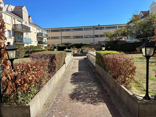 TRAPPES – À PROXIMITÉ IMMÉDIATE DE LA GARE – 3 PIÈCES AVEC BALCON ET DEUX BOX