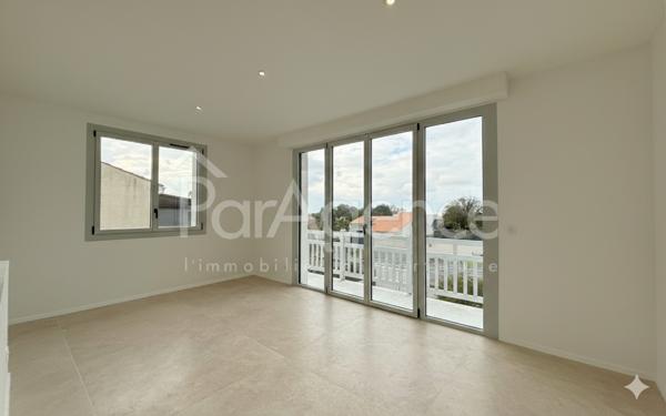 Maison rénovée avec piscine - 250 m Plage