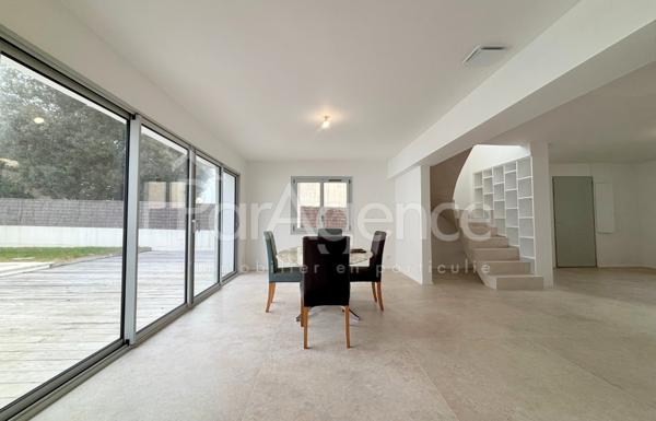 Maison rénovée avec piscine - 250 m Plage