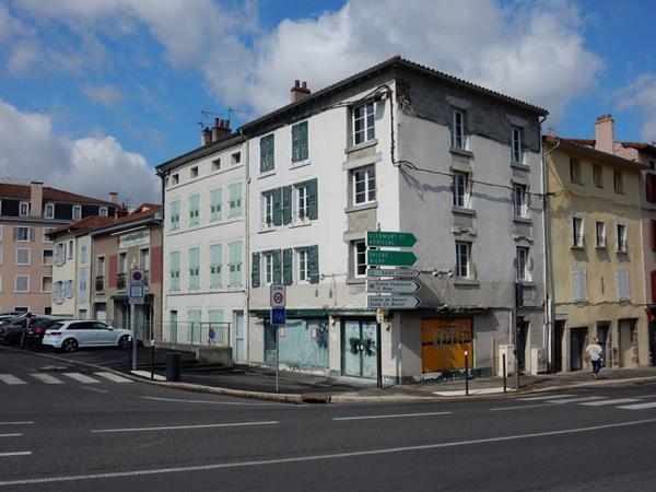 Le Puy en Velay 43000 ténement de deux immeubles avec cour possibilité minimum 6 logements