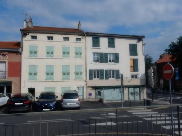 Le Puy en Velay 43000 ténement de deux immeubles avec cour possibilité minimum 6 logements