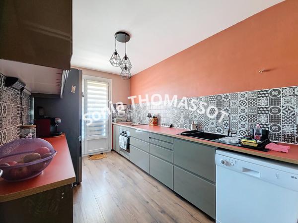 Appartement de type 4 au 1er étage avec ascenseur, à proximité immédiate de Dijon.

Situé au premier étage d'une copropriété avec ascenseur, à proximité de toutes les commodités et des transports en commun, cet appartement spacieux de type 4 est parfaitement adapté à une famille.

Il se compose d'une entrée, d'un séjour lumineux, d'un salon et d'une cuisine entièrement aménagée et équipée.

L'espace nuit comprend un couloir desservant trois chambres avec placards-dressing intégrés, une salle de douche et un WC séparé. Un balcon agréable, une cave et de nombreuses places de parking à proximité complètent ce bien. Il s'agit d'une propriété complète alliant confort, praticité et accessibilité.

Atouts supplémentaires :
- Le hall d'entrée et les chambres ont été entièrement rénovés en avril 2025.
- La cuisine a été entièrement rénovée en juillet 2025.
- La possibilité d'acquérir un garage en supplément est offerte.
- La propriété est située à proximité du parc de la Colombière et de la ligne 6.

Pour toute information complémentaire, n'hésitez pas à me contacter.
