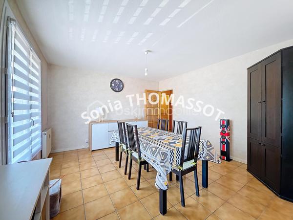 Appartement de type 4 au 1er étage avec ascenseur, à proximité immédiate de Dijon.

Situé au premier étage d'une copropriété avec ascenseur, à proximité de toutes les commodités et des transports en commun, cet appartement spacieux de type 4 est parfaitement adapté à une famille.

Il se compose d'une entrée, d'un séjour lumineux, d'un salon et d'une cuisine entièrement aménagée et équipée.

L'espace nuit comprend un couloir desservant trois chambres avec placards-dressing intégrés, une salle de douche et un WC séparé. Un balcon agréable, une cave et de nombreuses places de parking à proximité complètent ce bien. Il s'agit d'une propriété complète alliant confort, praticité et accessibilité.

Atouts supplémentaires :
- Le hall d'entrée et les chambres ont été entièrement rénovés en avril 2025.
- La cuisine a été entièrement rénovée en juillet 2025.
- La possibilité d'acquérir un garage en supplément est offerte.
- La propriété est située à proximité du parc de la Colombière et de la ligne 6.

Pour toute information complémentaire, n'hésitez pas à me contacter.