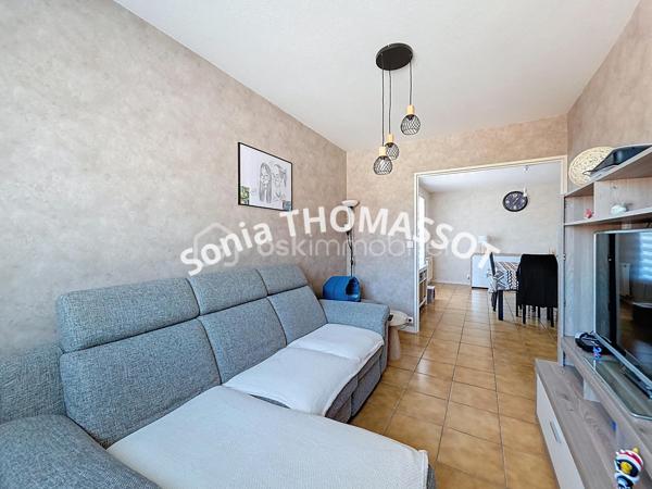 Appartement de type 4 au 1er étage avec ascenseur, à proximité immédiate de Dijon.

Situé au premier étage d'une copropriété avec ascenseur, à proximité de toutes les commodités et des transports en commun, cet appartement spacieux de type 4 est parfaitement adapté à une famille.

Il se compose d'une entrée, d'un séjour lumineux, d'un salon et d'une cuisine entièrement aménagée et équipée.

L'espace nuit comprend un couloir desservant trois chambres avec placards-dressing intégrés, une salle de douche et un WC séparé. Un balcon agréable, une cave et de nombreuses places de parking à proximité complètent ce bien. Il s'agit d'une propriété complète alliant confort, praticité et accessibilité.

Atouts supplémentaires :
- Le hall d'entrée et les chambres ont été entièrement rénovés en avril 2025.
- La cuisine a été entièrement rénovée en juillet 2025.
- La possibilité d'acquérir un garage en supplément est offerte.
- La propriété est située à proximité du parc de la Colombière et de la ligne 6.

Pour toute information complémentaire, n'hésitez pas à me contacter.
