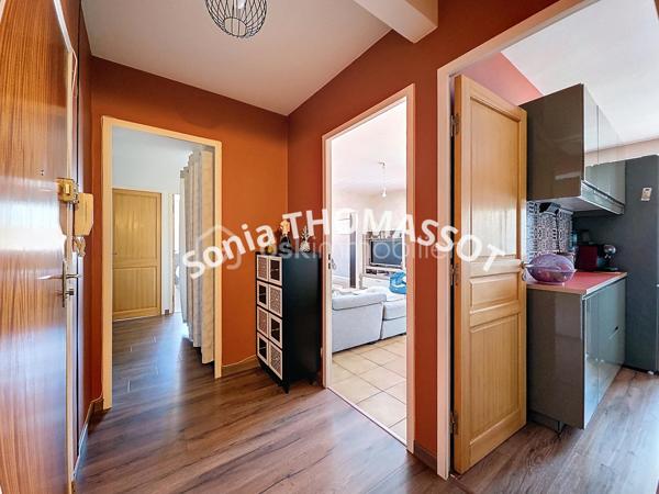 Appartement de type 4 au 1er étage avec ascenseur, à proximité immédiate de Dijon.

Situé au premier étage d'une copropriété avec ascenseur, à proximité de toutes les commodités et des transports en commun, cet appartement spacieux de type 4 est parfaitement adapté à une famille.

Il se compose d'une entrée, d'un séjour lumineux, d'un salon et d'une cuisine entièrement aménagée et équipée.

L'espace nuit comprend un couloir desservant trois chambres avec placards-dressing intégrés, une salle de douche et un WC séparé. Un balcon agréable, une cave et de nombreuses places de parking à proximité complètent ce bien. Il s'agit d'une propriété complète alliant confort, praticité et accessibilité.

Atouts supplémentaires :
- Le hall d'entrée et les chambres ont été entièrement rénovés en avril 2025.
- La cuisine a été entièrement rénovée en juillet 2025.
- La possibilité d'acquérir un garage en supplément est offerte.
- La propriété est située à proximité du parc de la Colombière et de la ligne 6.

Pour toute information complémentaire, n'hésitez pas à me contacter.