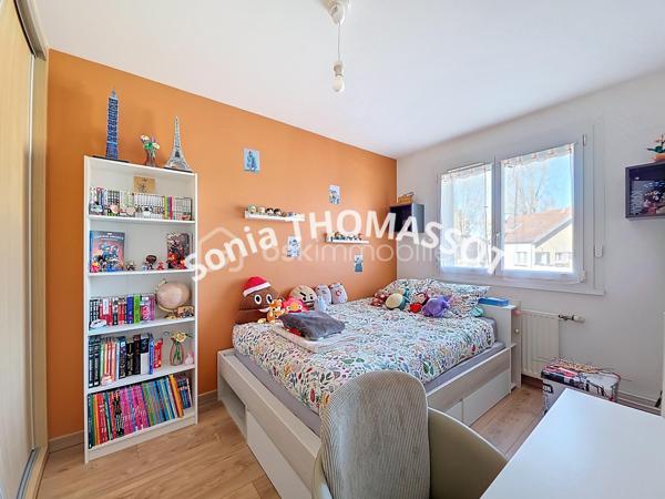 Appartement de type 4 au 1er étage avec ascenseur, à proximité immédiate de Dijon.

Situé au premier étage d'une copropriété avec ascenseur, à proximité de toutes les commodités et des transports en commun, cet appartement spacieux de type 4 est parfaitement adapté à une famille.

Il se compose d'une entrée, d'un séjour lumineux, d'un salon et d'une cuisine entièrement aménagée et équipée.

L'espace nuit comprend un couloir desservant trois chambres avec placards-dressing intégrés, une salle de douche et un WC séparé. Un balcon agréable, une cave et de nombreuses places de parking à proximité complètent ce bien. Il s'agit d'une propriété complète alliant confort, praticité et accessibilité.

Atouts supplémentaires :
- Le hall d'entrée et les chambres ont été entièrement rénovés en avril 2025.
- La cuisine a été entièrement rénovée en juillet 2025.
- La possibilité d'acquérir un garage en supplément est offerte.
- La propriété est située à proximité du parc de la Colombière et de la ligne 6.

Pour toute information complémentaire, n'hésitez pas à me contacter.