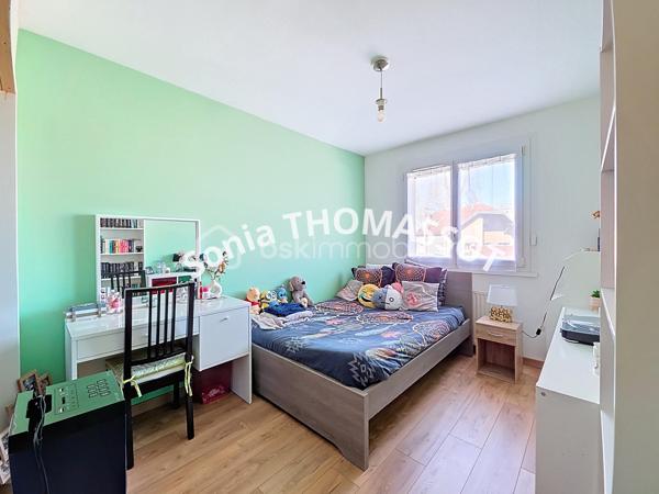 Appartement de type 4 au 1er étage avec ascenseur, à proximité immédiate de Dijon.

Situé au premier étage d'une copropriété avec ascenseur, à proximité de toutes les commodités et des transports en commun, cet appartement spacieux de type 4 est parfaitement adapté à une famille.

Il se compose d'une entrée, d'un séjour lumineux, d'un salon et d'une cuisine entièrement aménagée et équipée.

L'espace nuit comprend un couloir desservant trois chambres avec placards-dressing intégrés, une salle de douche et un WC séparé. Un balcon agréable, une cave et de nombreuses places de parking à proximité complètent ce bien. Il s'agit d'une propriété complète alliant confort, praticité et accessibilité.

Atouts supplémentaires :
- Le hall d'entrée et les chambres ont été entièrement rénovés en avril 2025.
- La cuisine a été entièrement rénovée en juillet 2025.
- La possibilité d'acquérir un garage en supplément est offerte.
- La propriété est située à proximité du parc de la Colombière et de la ligne 6.

Pour toute information complémentaire, n'hésitez pas à me contacter.