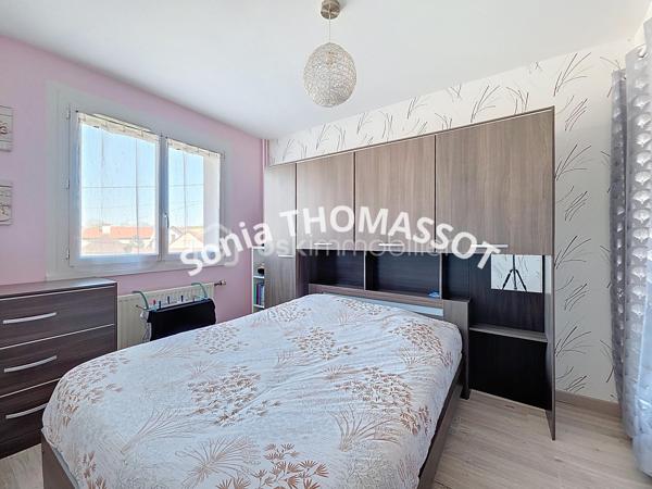 Appartement de type 4 au 1er étage avec ascenseur, à proximité immédiate de Dijon.

Situé au premier étage d'une copropriété avec ascenseur, à proximité de toutes les commodités et des transports en commun, cet appartement spacieux de type 4 est parfaitement adapté à une famille.

Il se compose d'une entrée, d'un séjour lumineux, d'un salon et d'une cuisine entièrement aménagée et équipée.

L'espace nuit comprend un couloir desservant trois chambres avec placards-dressing intégrés, une salle de douche et un WC séparé. Un balcon agréable, une cave et de nombreuses places de parking à proximité complètent ce bien. Il s'agit d'une propriété complète alliant confort, praticité et accessibilité.

Atouts supplémentaires :
- Le hall d'entrée et les chambres ont été entièrement rénovés en avril 2025.
- La cuisine a été entièrement rénovée en juillet 2025.
- La possibilité d'acquérir un garage en supplément est offerte.
- La propriété est située à proximité du parc de la Colombière et de la ligne 6.

Pour toute information complémentaire, n'hésitez pas à me contacter.