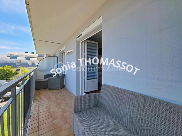 Appartement de type 4 au 1er étage avec ascenseur, à proximité immédiate de Dijon.

Situé au premier étage d'une copropriété avec ascenseur, à proximité de toutes les commodités et des transports en commun, cet appartement spacieux de type 4 est parfaitement adapté à une famille.

Il se compose d'une entrée, d'un séjour lumineux, d'un salon et d'une cuisine entièrement aménagée et équipée.

L'espace nuit comprend un couloir desservant trois chambres avec placards-dressing intégrés, une salle de douche et un WC séparé. Un balcon agréable, une cave et de nombreuses places de parking à proximité complètent ce bien. Il s'agit d'une propriété complète alliant confort, praticité et accessibilité.

Atouts supplémentaires :
- Le hall d'entrée et les chambres ont été entièrement rénovés en avril 2025.
- La cuisine a été entièrement rénovée en juillet 2025.
- La possibilité d'acquérir un garage en supplément est offerte.
- La propriété est située à proximité du parc de la Colombière et de la ligne 6.

Pour toute information complémentaire, n'hésitez pas à me contacter.