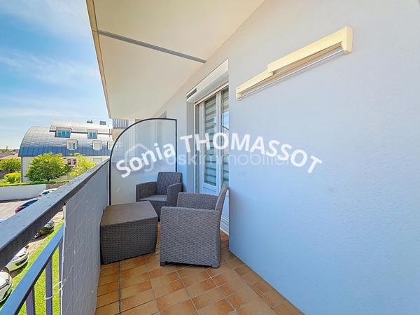 Appartement de type 4 au 1er étage avec ascenseur, à proximité immédiate de Dijon.

Situé au premier étage d'une copropriété avec ascenseur, à proximité de toutes les commodités et des transports en commun, cet appartement spacieux de type 4 est parfaitement adapté à une famille.

Il se compose d'une entrée, d'un séjour lumineux, d'un salon et d'une cuisine entièrement aménagée et équipée.

L'espace nuit comprend un couloir desservant trois chambres avec placards-dressing intégrés, une salle de douche et un WC séparé. Un balcon agréable, une cave et de nombreuses places de parking à proximité complètent ce bien. Il s'agit d'une propriété complète alliant confort, praticité et accessibilité.

Atouts supplémentaires :
- Le hall d'entrée et les chambres ont été entièrement rénovés en avril 2025.
- La cuisine a été entièrement rénovée en juillet 2025.
- La possibilité d'acquérir un garage en supplément est offerte.
- La propriété est située à proximité du parc de la Colombière et de la ligne 6.

Pour toute information complémentaire, n'hésitez pas à me contacter.