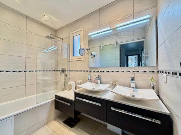 Valbonne – Villa rénovée 4P 98 m² – Résidence avec piscine – Garage