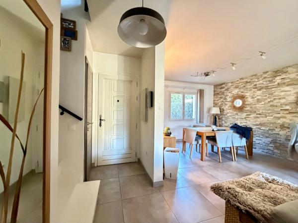 Valbonne – Villa rénovée 4P 98 m² – Résidence avec piscine – Garage