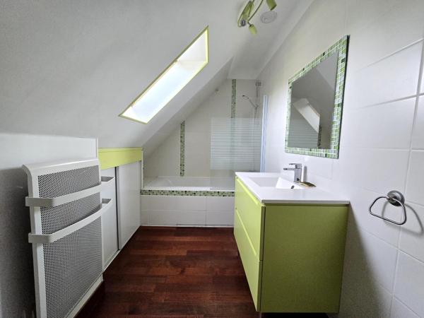 MAISON 110 m² – 2 CHAMBRES et 2 BUREAUX – ROMILLÉ CENTRE
