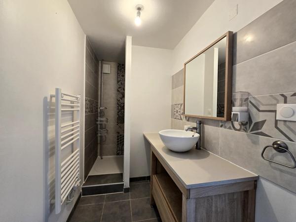 MAISON 110 m² – 2 CHAMBRES et 2 BUREAUX – ROMILLÉ CENTRE