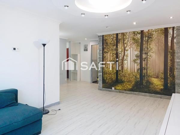 Très bel appartement de 4 pièces avec 3 chambres, une grande cuisine, une salle d'eau, un WC, une terrasse et un balcon..