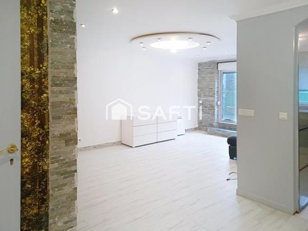 Très bel appartement de 4 pièces avec 3 chambres, une grande cuisine, une salle d'eau, un WC, une terrasse et un balcon..