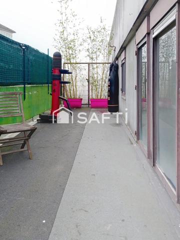 Très bel appartement de 4 pièces avec 3 chambres, une grande cuisine, une salle d'eau, un WC, une terrasse et un balcon..