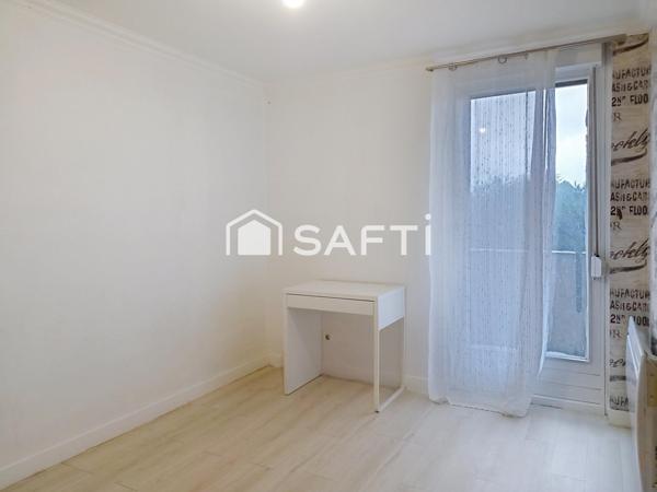 Très bel appartement de 4 pièces avec 3 chambres, une grande cuisine, une salle d'eau, un WC, une terrasse et un balcon..