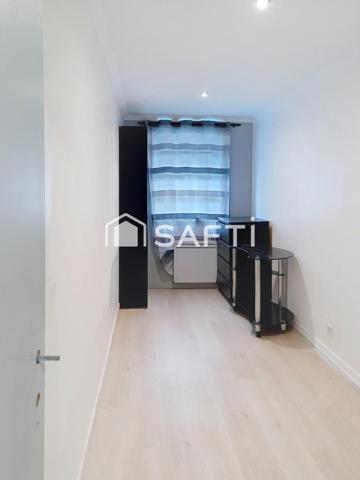 Très bel appartement de 4 pièces avec 3 chambres, une grande cuisine, une salle d'eau, un WC, une terrasse et un balcon..