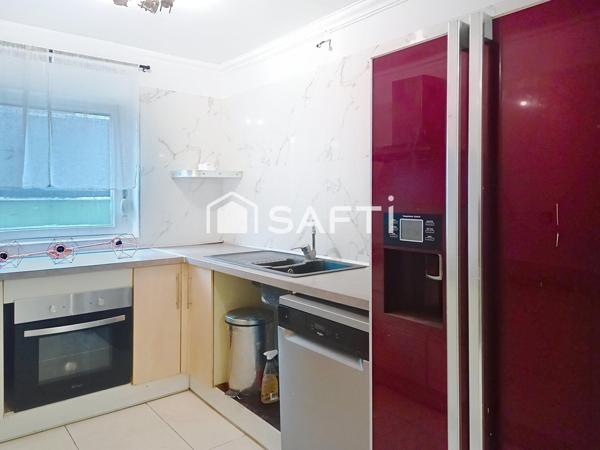 Très bel appartement de 4 pièces avec 3 chambres, une grande cuisine, une salle d'eau, un WC, une terrasse et un balcon..