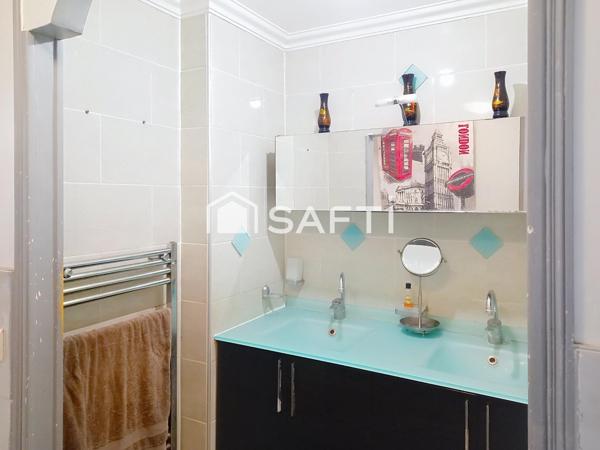 Très bel appartement de 4 pièces avec 3 chambres, une grande cuisine, une salle d'eau, un WC, une terrasse et un balcon..