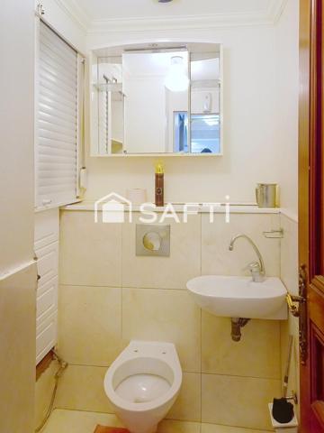 Très bel appartement de 4 pièces avec 3 chambres, une grande cuisine, une salle d'eau, un WC, une terrasse et un balcon..