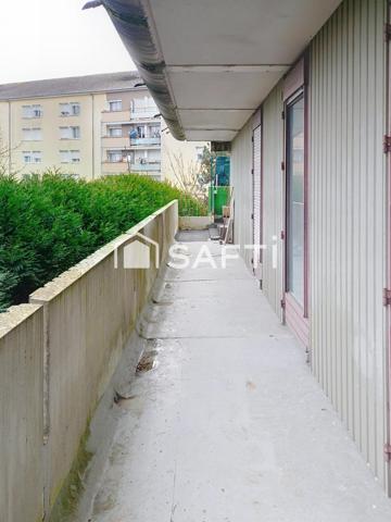 Très bel appartement de 4 pièces avec 3 chambres, une grande cuisine, une salle d'eau, un WC, une terrasse et un balcon..