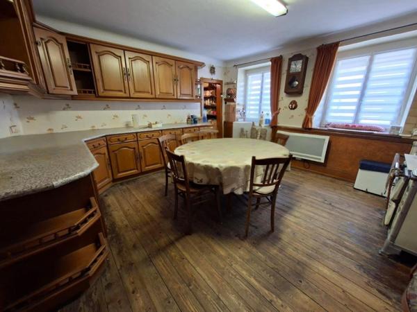 Opportunité unique, ensemble immobilier avec garage loué et vaste appartement à réinventer.