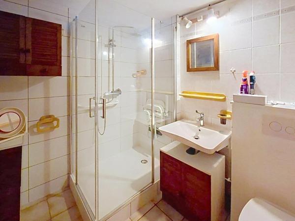 Opportunité unique, ensemble immobilier avec garage loué et vaste appartement à réinventer.