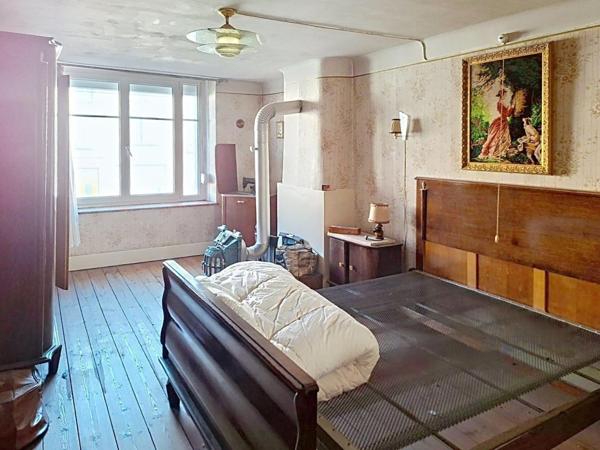 Opportunité unique, ensemble immobilier avec garage loué et vaste appartement à réinventer.