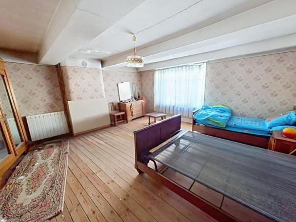 Opportunité unique, ensemble immobilier avec garage loué et vaste appartement à réinventer.