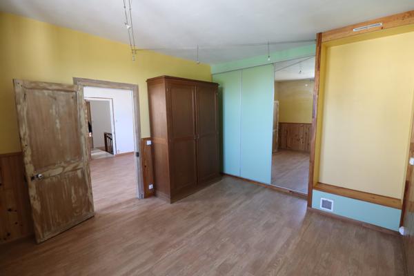 Maison familiale avec grand salon, véranda, terrasse couverte et 2nd logement indépendant