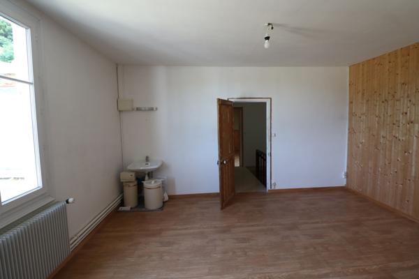 Maison familiale avec grand salon, véranda, terrasse couverte et 2nd logement indépendant