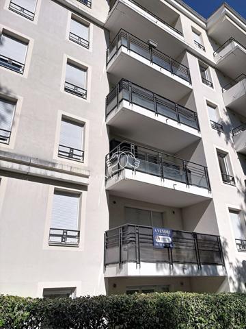 T3 lumineux avec terrasse, piscine collective et cadre de vie privilégié