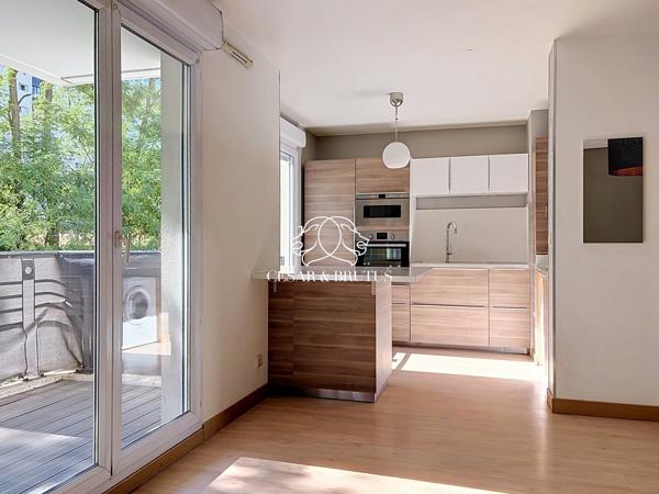 T3 lumineux avec terrasse, piscine collective et cadre de vie privilégié