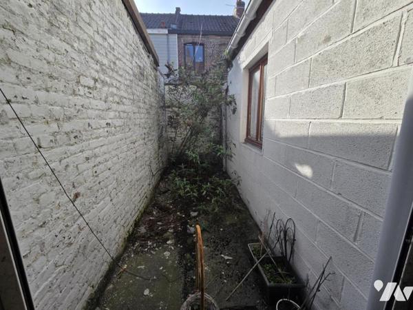 LILLE - MAISON 1930 A RENOVER - 2 CHAMBES + BUREAU + PETITE COUR