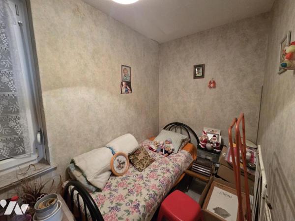 LILLE - MAISON 1930 A RENOVER - 2 CHAMBES + BUREAU + PETITE COUR