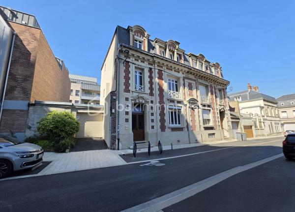 MAISON DE CARACTÈRE, 7 CHAMBRES AVEC JARDIN ET STATIONNEMENT… EN PLEIN CENTRE DE SAINT-QUENTIN !
Trouver une maison offrant autant d'espace tout en restant à quelques pas du cœur de ville, ce n'est pas si courant.
Derrière sa façade, cette maison développe environ 211 m² habitables et propose une configuration particulièrement adaptée à une grande famille.
Le rez-de-chaussée s'organise autour d'une entrée qui donne immédiatement le ton, avec son bel escalier en bois et ses volumes généreux. Vous y trouverez un double séjour traversant, une cuisine avec espace repas, une buanderie ainsi que des toilettes. La véranda, baignée de lumière, constitue une véritable pièce supplémentaire où il fait bon se poser tout en profitant du jardin.
Les deux étages accueillent chacun trois chambres. Le premier dispose d'une salle de bains avec baignoire et douche, tandis que le second bénéficie d'une salle d'eau avec douche. Des toilettes sont présentes à chaque niveau.
Tout en haut, une vaste pièce sous combles vient compléter l'ensemble. Chambre supplémentaire, salle de jeux pour les enfants, espace cinéma, bureau… chacun pourra facilement lui imaginer une utilisation.
Et parce qu'une grande maison mérite aussi de nombreux espaces de rangement, vous disposerez également d'une cave comprenant plusieurs pièces.
Côté extérieur, le jardin permet de profiter des beaux jours tout en restant au cœur de Saint-Quentin.
Autre avantage particulièrement appréciable pour cette localisation : la possibilité de stationner plusieurs véhicules sur la propriété, grâce à un espace couvert complété par un garage.
Une maison qui conviendra aussi bien à une famille nombreuse qu'à des acquéreurs à la recherche de volumes, de chambres et d'une vraie vie de centre-ville.
Vous cherchez de l'espace sans renoncer à la proximité des commerces et des commodités ? Cette maison mérite votre attention.