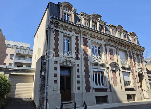 MAISON DE CARACTÈRE, 7 CHAMBRES AVEC JARDIN ET STATIONNEMENT… EN PLEIN CENTRE DE SAINT-QUENTIN !
Trouver une maison offrant autant d'espace tout en restant à quelques pas du cœur de ville, ce n'est pas si courant.
Derrière sa façade, cette maison développe environ 211 m² habitables et propose une configuration particulièrement adaptée à une grande famille.
Le rez-de-chaussée s'organise autour d'une entrée qui donne immédiatement le ton, avec son bel escalier en bois et ses volumes généreux. Vous y trouverez un double séjour traversant, une cuisine avec espace repas, une buanderie ainsi que des toilettes. La véranda, baignée de lumière, constitue une véritable pièce supplémentaire où il fait bon se poser tout en profitant du jardin.
Les deux étages accueillent chacun trois chambres. Le premier dispose d'une salle de bains avec baignoire et douche, tandis que le second bénéficie d'une salle d'eau avec douche. Des toilettes sont présentes à chaque niveau.
Tout en haut, une vaste pièce sous combles vient compléter l'ensemble. Chambre supplémentaire, salle de jeux pour les enfants, espace cinéma, bureau… chacun pourra facilement lui imaginer une utilisation.
Et parce qu'une grande maison mérite aussi de nombreux espaces de rangement, vous disposerez également d'une cave comprenant plusieurs pièces.
Côté extérieur, le jardin permet de profiter des beaux jours tout en restant au cœur de Saint-Quentin.
Autre avantage particulièrement appréciable pour cette localisation : la possibilité de stationner plusieurs véhicules sur la propriété, grâce à un espace couvert complété par un garage.
Une maison qui conviendra aussi bien à une famille nombreuse qu'à des acquéreurs à la recherche de volumes, de chambres et d'une vraie vie de centre-ville.
Vous cherchez de l'espace sans renoncer à la proximité des commerces et des commodités ? Cette maison mérite votre attention.