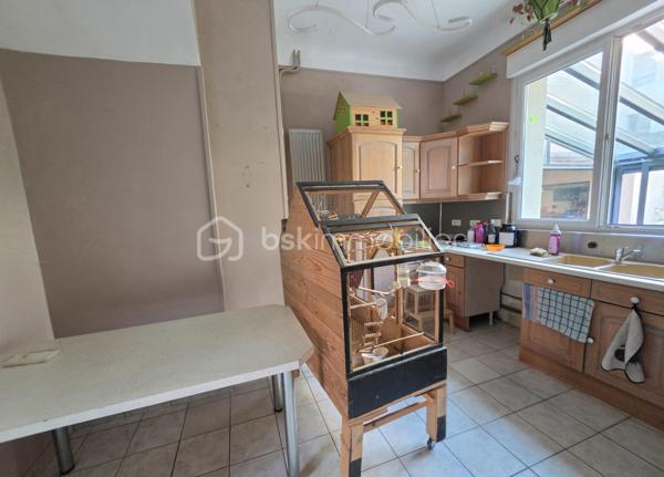 MAISON DE CARACTÈRE, 7 CHAMBRES AVEC JARDIN ET STATIONNEMENT… EN PLEIN CENTRE DE SAINT-QUENTIN !
Trouver une maison offrant autant d'espace tout en restant à quelques pas du cœur de ville, ce n'est pas si courant.
Derrière sa façade, cette maison développe environ 211 m² habitables et propose une configuration particulièrement adaptée à une grande famille.
Le rez-de-chaussée s'organise autour d'une entrée qui donne immédiatement le ton, avec son bel escalier en bois et ses volumes généreux. Vous y trouverez un double séjour traversant, une cuisine avec espace repas, une buanderie ainsi que des toilettes. La véranda, baignée de lumière, constitue une véritable pièce supplémentaire où il fait bon se poser tout en profitant du jardin.
Les deux étages accueillent chacun trois chambres. Le premier dispose d'une salle de bains avec baignoire et douche, tandis que le second bénéficie d'une salle d'eau avec douche. Des toilettes sont présentes à chaque niveau.
Tout en haut, une vaste pièce sous combles vient compléter l'ensemble. Chambre supplémentaire, salle de jeux pour les enfants, espace cinéma, bureau… chacun pourra facilement lui imaginer une utilisation.
Et parce qu'une grande maison mérite aussi de nombreux espaces de rangement, vous disposerez également d'une cave comprenant plusieurs pièces.
Côté extérieur, le jardin permet de profiter des beaux jours tout en restant au cœur de Saint-Quentin.
Autre avantage particulièrement appréciable pour cette localisation : la possibilité de stationner plusieurs véhicules sur la propriété, grâce à un espace couvert complété par un garage.
Une maison qui conviendra aussi bien à une famille nombreuse qu'à des acquéreurs à la recherche de volumes, de chambres et d'une vraie vie de centre-ville.
Vous cherchez de l'espace sans renoncer à la proximité des commerces et des commodités ? Cette maison mérite votre attention.