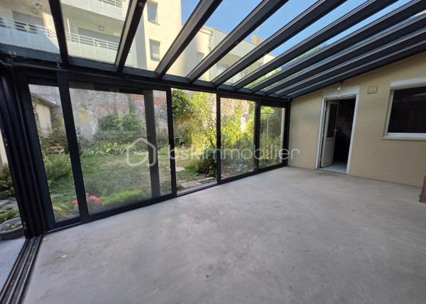 MAISON DE CARACTÈRE, 7 CHAMBRES AVEC JARDIN ET STATIONNEMENT… EN PLEIN CENTRE DE SAINT-QUENTIN !
Trouver une maison offrant autant d'espace tout en restant à quelques pas du cœur de ville, ce n'est pas si courant.
Derrière sa façade, cette maison développe environ 211 m² habitables et propose une configuration particulièrement adaptée à une grande famille.
Le rez-de-chaussée s'organise autour d'une entrée qui donne immédiatement le ton, avec son bel escalier en bois et ses volumes généreux. Vous y trouverez un double séjour traversant, une cuisine avec espace repas, une buanderie ainsi que des toilettes. La véranda, baignée de lumière, constitue une véritable pièce supplémentaire où il fait bon se poser tout en profitant du jardin.
Les deux étages accueillent chacun trois chambres. Le premier dispose d'une salle de bains avec baignoire et douche, tandis que le second bénéficie d'une salle d'eau avec douche. Des toilettes sont présentes à chaque niveau.
Tout en haut, une vaste pièce sous combles vient compléter l'ensemble. Chambre supplémentaire, salle de jeux pour les enfants, espace cinéma, bureau… chacun pourra facilement lui imaginer une utilisation.
Et parce qu'une grande maison mérite aussi de nombreux espaces de rangement, vous disposerez également d'une cave comprenant plusieurs pièces.
Côté extérieur, le jardin permet de profiter des beaux jours tout en restant au cœur de Saint-Quentin.
Autre avantage particulièrement appréciable pour cette localisation : la possibilité de stationner plusieurs véhicules sur la propriété, grâce à un espace couvert complété par un garage.
Une maison qui conviendra aussi bien à une famille nombreuse qu'à des acquéreurs à la recherche de volumes, de chambres et d'une vraie vie de centre-ville.
Vous cherchez de l'espace sans renoncer à la proximité des commerces et des commodités ? Cette maison mérite votre attention.