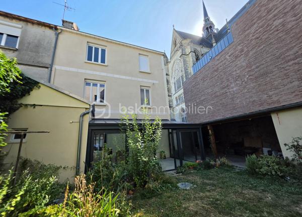MAISON DE CARACTÈRE, 7 CHAMBRES AVEC JARDIN ET STATIONNEMENT… EN PLEIN CENTRE DE SAINT-QUENTIN !
Trouver une maison offrant autant d'espace tout en restant à quelques pas du cœur de ville, ce n'est pas si courant.
Derrière sa façade, cette maison développe environ 211 m² habitables et propose une configuration particulièrement adaptée à une grande famille.
Le rez-de-chaussée s'organise autour d'une entrée qui donne immédiatement le ton, avec son bel escalier en bois et ses volumes généreux. Vous y trouverez un double séjour traversant, une cuisine avec espace repas, une buanderie ainsi que des toilettes. La véranda, baignée de lumière, constitue une véritable pièce supplémentaire où il fait bon se poser tout en profitant du jardin.
Les deux étages accueillent chacun trois chambres. Le premier dispose d'une salle de bains avec baignoire et douche, tandis que le second bénéficie d'une salle d'eau avec douche. Des toilettes sont présentes à chaque niveau.
Tout en haut, une vaste pièce sous combles vient compléter l'ensemble. Chambre supplémentaire, salle de jeux pour les enfants, espace cinéma, bureau… chacun pourra facilement lui imaginer une utilisation.
Et parce qu'une grande maison mérite aussi de nombreux espaces de rangement, vous disposerez également d'une cave comprenant plusieurs pièces.
Côté extérieur, le jardin permet de profiter des beaux jours tout en restant au cœur de Saint-Quentin.
Autre avantage particulièrement appréciable pour cette localisation : la possibilité de stationner plusieurs véhicules sur la propriété, grâce à un espace couvert complété par un garage.
Une maison qui conviendra aussi bien à une famille nombreuse qu'à des acquéreurs à la recherche de volumes, de chambres et d'une vraie vie de centre-ville.
Vous cherchez de l'espace sans renoncer à la proximité des commerces et des commodités ? Cette maison mérite votre attention.