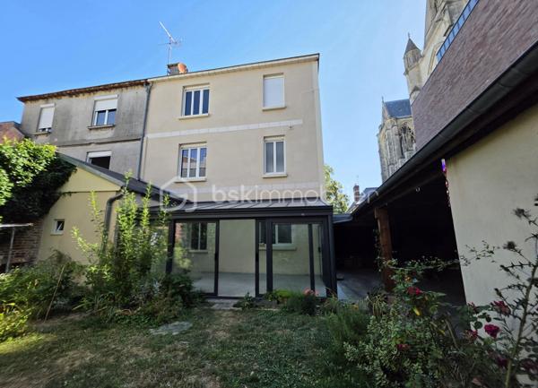 MAISON DE CARACTÈRE, 7 CHAMBRES AVEC JARDIN ET STATIONNEMENT… EN PLEIN CENTRE DE SAINT-QUENTIN !
Trouver une maison offrant autant d'espace tout en restant à quelques pas du cœur de ville, ce n'est pas si courant.
Derrière sa façade, cette maison développe environ 211 m² habitables et propose une configuration particulièrement adaptée à une grande famille.
Le rez-de-chaussée s'organise autour d'une entrée qui donne immédiatement le ton, avec son bel escalier en bois et ses volumes généreux. Vous y trouverez un double séjour traversant, une cuisine avec espace repas, une buanderie ainsi que des toilettes. La véranda, baignée de lumière, constitue une véritable pièce supplémentaire où il fait bon se poser tout en profitant du jardin.
Les deux étages accueillent chacun trois chambres. Le premier dispose d'une salle de bains avec baignoire et douche, tandis que le second bénéficie d'une salle d'eau avec douche. Des toilettes sont présentes à chaque niveau.
Tout en haut, une vaste pièce sous combles vient compléter l'ensemble. Chambre supplémentaire, salle de jeux pour les enfants, espace cinéma, bureau… chacun pourra facilement lui imaginer une utilisation.
Et parce qu'une grande maison mérite aussi de nombreux espaces de rangement, vous disposerez également d'une cave comprenant plusieurs pièces.
Côté extérieur, le jardin permet de profiter des beaux jours tout en restant au cœur de Saint-Quentin.
Autre avantage particulièrement appréciable pour cette localisation : la possibilité de stationner plusieurs véhicules sur la propriété, grâce à un espace couvert complété par un garage.
Une maison qui conviendra aussi bien à une famille nombreuse qu'à des acquéreurs à la recherche de volumes, de chambres et d'une vraie vie de centre-ville.
Vous cherchez de l'espace sans renoncer à la proximité des commerces et des commodités ? Cette maison mérite votre attention.