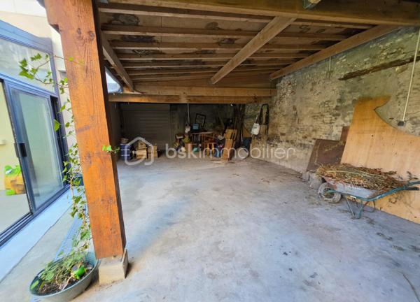 MAISON DE CARACTÈRE, 7 CHAMBRES AVEC JARDIN ET STATIONNEMENT… EN PLEIN CENTRE DE SAINT-QUENTIN !
Trouver une maison offrant autant d'espace tout en restant à quelques pas du cœur de ville, ce n'est pas si courant.
Derrière sa façade, cette maison développe environ 211 m² habitables et propose une configuration particulièrement adaptée à une grande famille.
Le rez-de-chaussée s'organise autour d'une entrée qui donne immédiatement le ton, avec son bel escalier en bois et ses volumes généreux. Vous y trouverez un double séjour traversant, une cuisine avec espace repas, une buanderie ainsi que des toilettes. La véranda, baignée de lumière, constitue une véritable pièce supplémentaire où il fait bon se poser tout en profitant du jardin.
Les deux étages accueillent chacun trois chambres. Le premier dispose d'une salle de bains avec baignoire et douche, tandis que le second bénéficie d'une salle d'eau avec douche. Des toilettes sont présentes à chaque niveau.
Tout en haut, une vaste pièce sous combles vient compléter l'ensemble. Chambre supplémentaire, salle de jeux pour les enfants, espace cinéma, bureau… chacun pourra facilement lui imaginer une utilisation.
Et parce qu'une grande maison mérite aussi de nombreux espaces de rangement, vous disposerez également d'une cave comprenant plusieurs pièces.
Côté extérieur, le jardin permet de profiter des beaux jours tout en restant au cœur de Saint-Quentin.
Autre avantage particulièrement appréciable pour cette localisation : la possibilité de stationner plusieurs véhicules sur la propriété, grâce à un espace couvert complété par un garage.
Une maison qui conviendra aussi bien à une famille nombreuse qu'à des acquéreurs à la recherche de volumes, de chambres et d'une vraie vie de centre-ville.
Vous cherchez de l'espace sans renoncer à la proximité des commerces et des commodités ? Cette maison mérite votre attention.