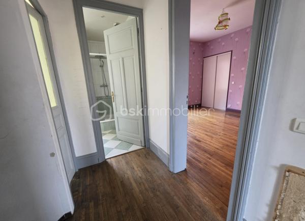 MAISON DE CARACTÈRE, 7 CHAMBRES AVEC JARDIN ET STATIONNEMENT… EN PLEIN CENTRE DE SAINT-QUENTIN !
Trouver une maison offrant autant d'espace tout en restant à quelques pas du cœur de ville, ce n'est pas si courant.
Derrière sa façade, cette maison développe environ 211 m² habitables et propose une configuration particulièrement adaptée à une grande famille.
Le rez-de-chaussée s'organise autour d'une entrée qui donne immédiatement le ton, avec son bel escalier en bois et ses volumes généreux. Vous y trouverez un double séjour traversant, une cuisine avec espace repas, une buanderie ainsi que des toilettes. La véranda, baignée de lumière, constitue une véritable pièce supplémentaire où il fait bon se poser tout en profitant du jardin.
Les deux étages accueillent chacun trois chambres. Le premier dispose d'une salle de bains avec baignoire et douche, tandis que le second bénéficie d'une salle d'eau avec douche. Des toilettes sont présentes à chaque niveau.
Tout en haut, une vaste pièce sous combles vient compléter l'ensemble. Chambre supplémentaire, salle de jeux pour les enfants, espace cinéma, bureau… chacun pourra facilement lui imaginer une utilisation.
Et parce qu'une grande maison mérite aussi de nombreux espaces de rangement, vous disposerez également d'une cave comprenant plusieurs pièces.
Côté extérieur, le jardin permet de profiter des beaux jours tout en restant au cœur de Saint-Quentin.
Autre avantage particulièrement appréciable pour cette localisation : la possibilité de stationner plusieurs véhicules sur la propriété, grâce à un espace couvert complété par un garage.
Une maison qui conviendra aussi bien à une famille nombreuse qu'à des acquéreurs à la recherche de volumes, de chambres et d'une vraie vie de centre-ville.
Vous cherchez de l'espace sans renoncer à la proximité des commerces et des commodités ? Cette maison mérite votre attention.