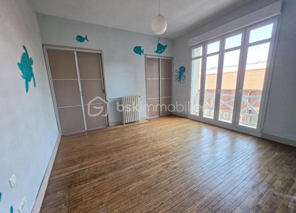 MAISON DE CARACTÈRE, 7 CHAMBRES AVEC JARDIN ET STATIONNEMENT… EN PLEIN CENTRE DE SAINT-QUENTIN !
Trouver une maison offrant autant d'espace tout en restant à quelques pas du cœur de ville, ce n'est pas si courant.
Derrière sa façade, cette maison développe environ 211 m² habitables et propose une configuration particulièrement adaptée à une grande famille.
Le rez-de-chaussée s'organise autour d'une entrée qui donne immédiatement le ton, avec son bel escalier en bois et ses volumes généreux. Vous y trouverez un double séjour traversant, une cuisine avec espace repas, une buanderie ainsi que des toilettes. La véranda, baignée de lumière, constitue une véritable pièce supplémentaire où il fait bon se poser tout en profitant du jardin.
Les deux étages accueillent chacun trois chambres. Le premier dispose d'une salle de bains avec baignoire et douche, tandis que le second bénéficie d'une salle d'eau avec douche. Des toilettes sont présentes à chaque niveau.
Tout en haut, une vaste pièce sous combles vient compléter l'ensemble. Chambre supplémentaire, salle de jeux pour les enfants, espace cinéma, bureau… chacun pourra facilement lui imaginer une utilisation.
Et parce qu'une grande maison mérite aussi de nombreux espaces de rangement, vous disposerez également d'une cave comprenant plusieurs pièces.
Côté extérieur, le jardin permet de profiter des beaux jours tout en restant au cœur de Saint-Quentin.
Autre avantage particulièrement appréciable pour cette localisation : la possibilité de stationner plusieurs véhicules sur la propriété, grâce à un espace couvert complété par un garage.
Une maison qui conviendra aussi bien à une famille nombreuse qu'à des acquéreurs à la recherche de volumes, de chambres et d'une vraie vie de centre-ville.
Vous cherchez de l'espace sans renoncer à la proximité des commerces et des commodités ? Cette maison mérite votre attention.