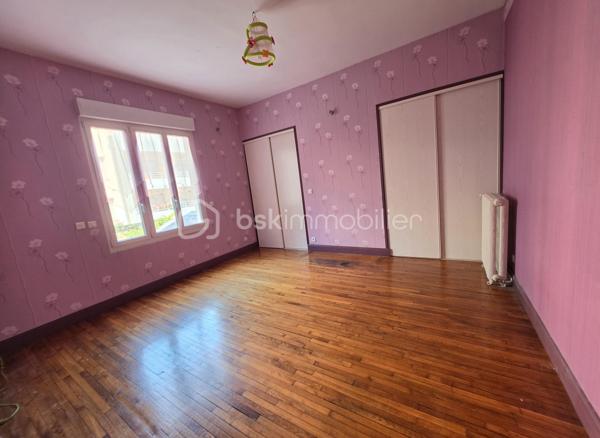 MAISON DE CARACTÈRE, 7 CHAMBRES AVEC JARDIN ET STATIONNEMENT… EN PLEIN CENTRE DE SAINT-QUENTIN !
Trouver une maison offrant autant d'espace tout en restant à quelques pas du cœur de ville, ce n'est pas si courant.
Derrière sa façade, cette maison développe environ 211 m² habitables et propose une configuration particulièrement adaptée à une grande famille.
Le rez-de-chaussée s'organise autour d'une entrée qui donne immédiatement le ton, avec son bel escalier en bois et ses volumes généreux. Vous y trouverez un double séjour traversant, une cuisine avec espace repas, une buanderie ainsi que des toilettes. La véranda, baignée de lumière, constitue une véritable pièce supplémentaire où il fait bon se poser tout en profitant du jardin.
Les deux étages accueillent chacun trois chambres. Le premier dispose d'une salle de bains avec baignoire et douche, tandis que le second bénéficie d'une salle d'eau avec douche. Des toilettes sont présentes à chaque niveau.
Tout en haut, une vaste pièce sous combles vient compléter l'ensemble. Chambre supplémentaire, salle de jeux pour les enfants, espace cinéma, bureau… chacun pourra facilement lui imaginer une utilisation.
Et parce qu'une grande maison mérite aussi de nombreux espaces de rangement, vous disposerez également d'une cave comprenant plusieurs pièces.
Côté extérieur, le jardin permet de profiter des beaux jours tout en restant au cœur de Saint-Quentin.
Autre avantage particulièrement appréciable pour cette localisation : la possibilité de stationner plusieurs véhicules sur la propriété, grâce à un espace couvert complété par un garage.
Une maison qui conviendra aussi bien à une famille nombreuse qu'à des acquéreurs à la recherche de volumes, de chambres et d'une vraie vie de centre-ville.
Vous cherchez de l'espace sans renoncer à la proximité des commerces et des commodités ? Cette maison mérite votre attention.